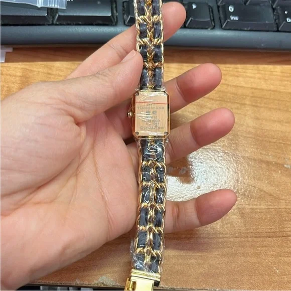 Black and gold premiere style watch - Picture 4 of 5